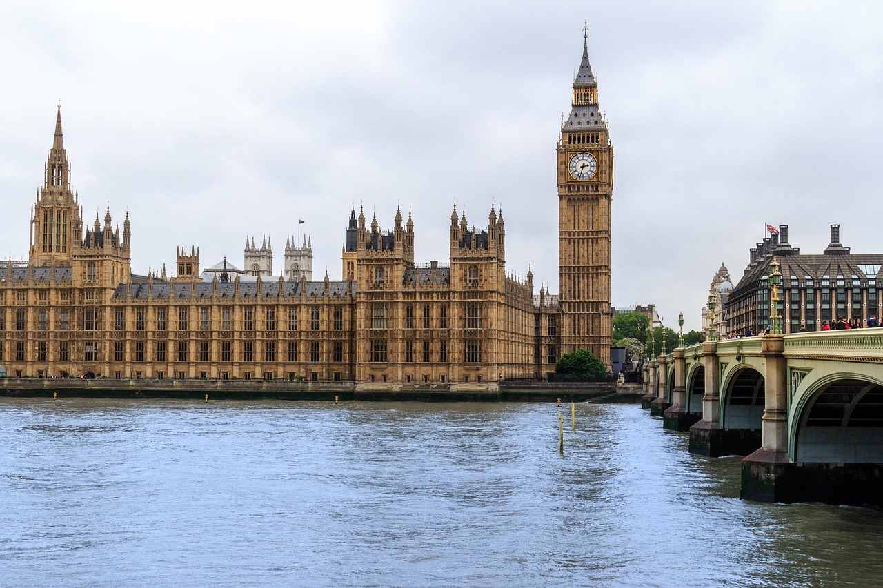 London Walking Tour: Guard Change, Thames Cruise & Optional Tower of London